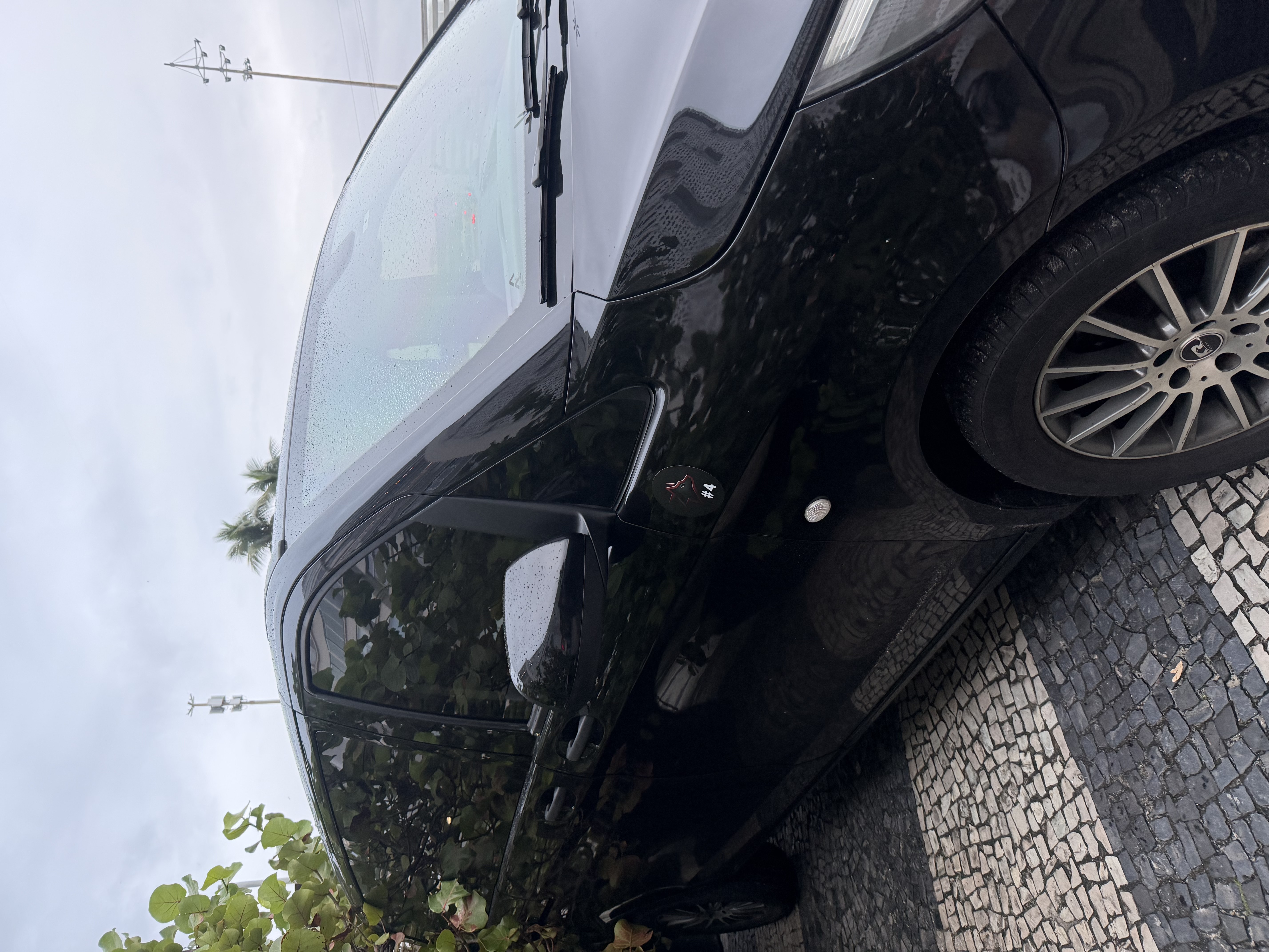 Veículo da frota HATI posicionado para operação de mobilidade segura no Rio de Janeiro